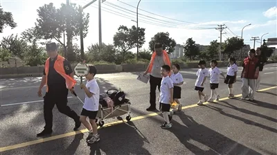 一场从校门到家门的“接力” 接住双职工家庭的下午4点钟