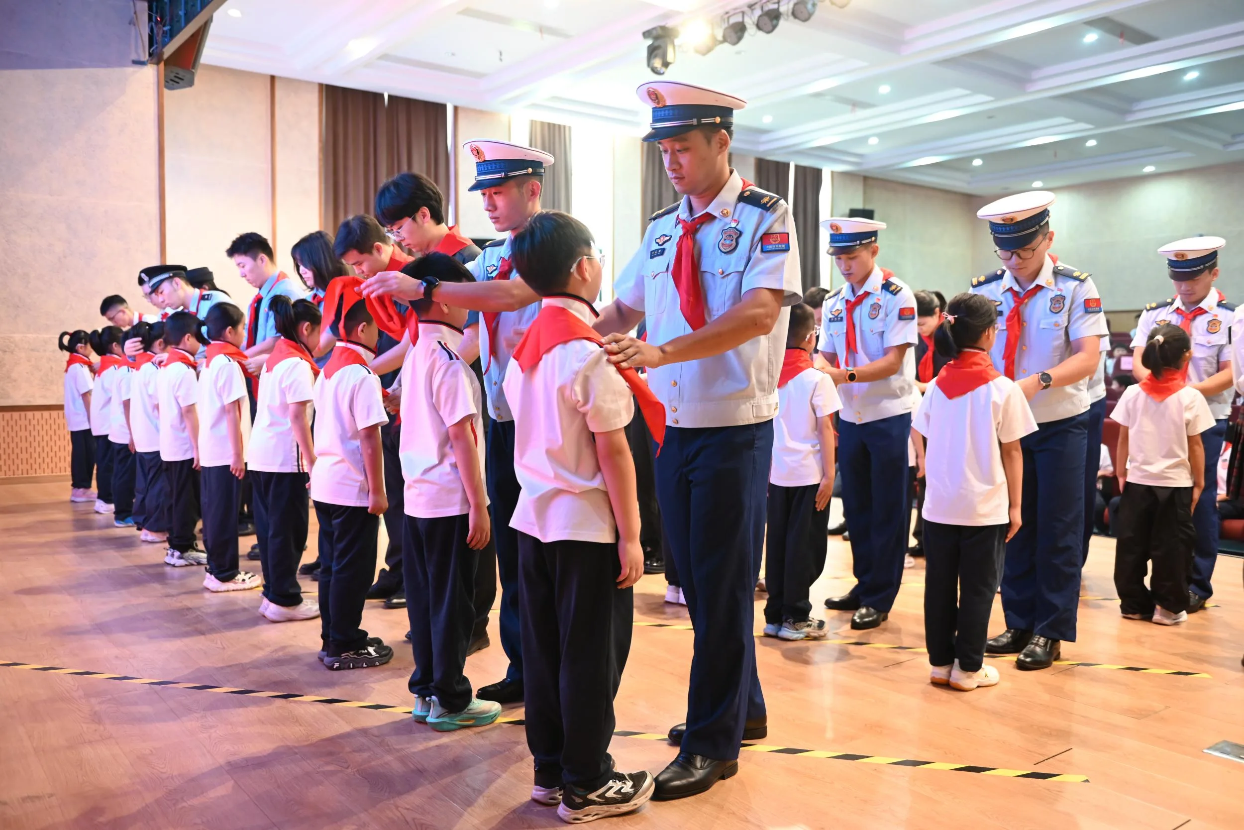 “鲜艳的红领巾飘扬在前胸”！温州举行少先队建队77周年纪念活动