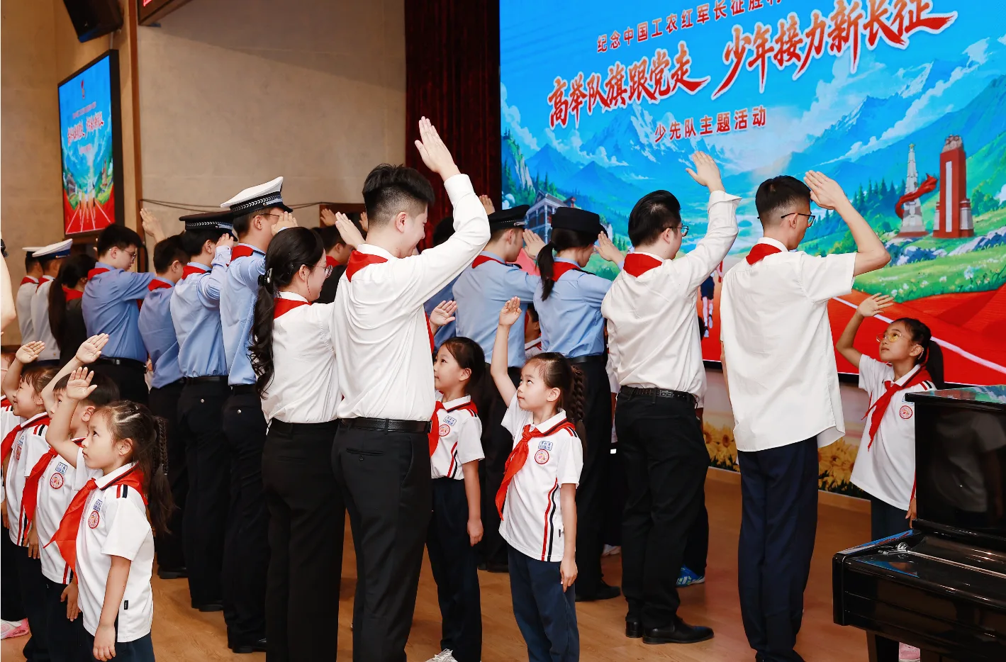 “鲜艳的红领巾飘扬在前胸”！温州举行少先队建队77周年纪念活动 - 配图2
