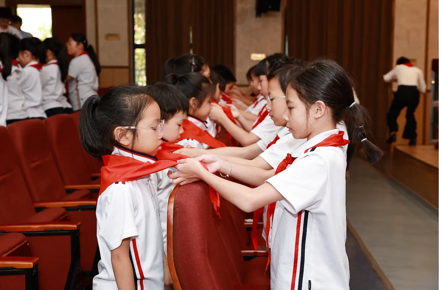 “鲜艳的红领巾飘扬在前胸”！温州举行少先队建队77周年纪念活动 - 配图3