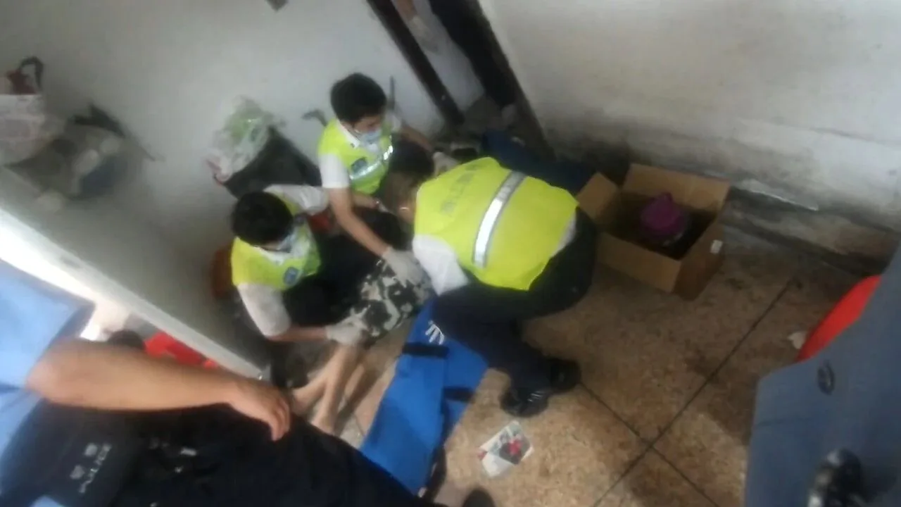出警调解纠纷，民警多看一眼救下独居男子