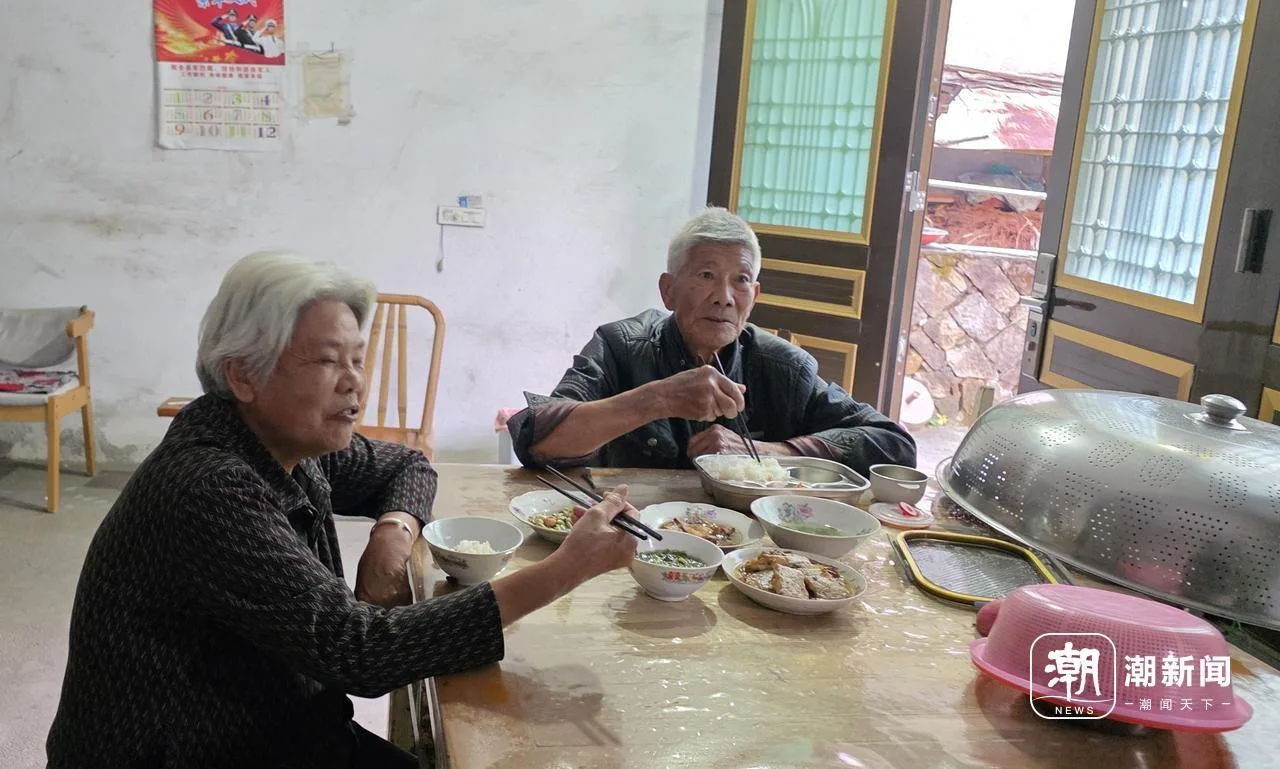 空中传来“开饭铃” 文成山区老人吃上“空投”热乎饭 - 配图3