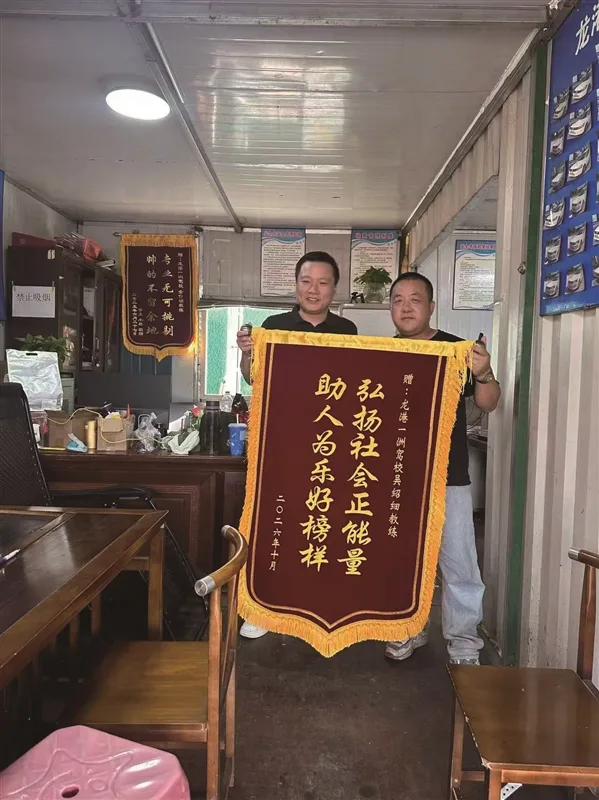 轿车侧翻司机昏迷，驾校教练紧急施救