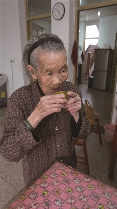 每天抿口白酒院中自种草药 105岁的她活出豁达人生 - 配图2
