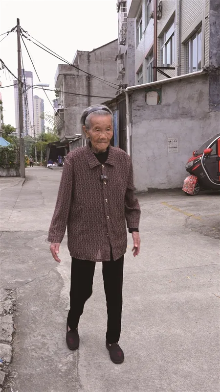 每天抿口白酒院中自种草药 105岁的她活出豁达人生 - 配图3