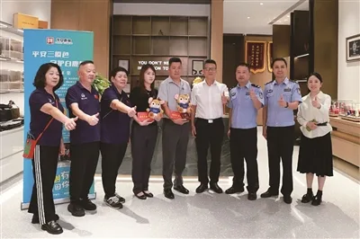热心反诈的表行老板全额退款 他还是空手夺白刃的“擒拿哥”