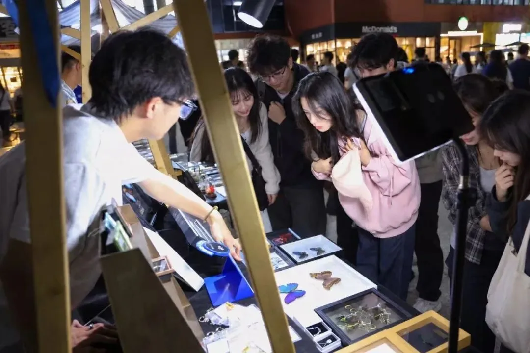 一条“长征路”满场青春气 创业夜市遇上校园广场舞 - 配图2