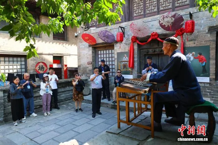 海外华文媒体探访“中国古堡民居第一县” 感受东方古堡活化新生