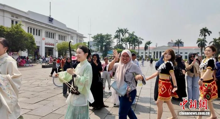 中国民族歌舞亮相雅加达 舞步之外是绵绵“连心”