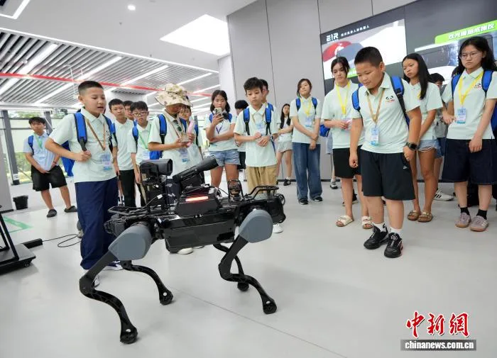 中国侨网7月6日，参加“寻根天府 蓉耀同行”第二期PANDA成都华教研学营的海外华裔青少年走进四川具身人形机器人科技有限公司，实地探访人工智能前沿科技。在参观过程中，华裔青少年们被灵活智能的人形机器人所吸引，通过现场演示与互动体验，近距离感受“中国智造”的创新魅力。图为机器狗展示现场。中新社记者 安源 摄