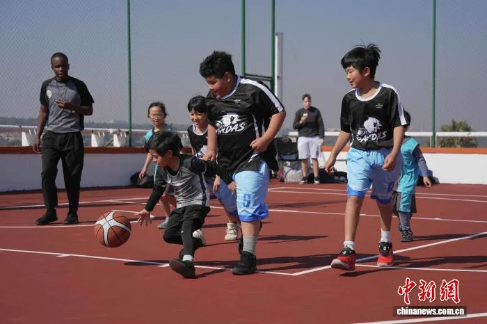图为球场启用当日举办的少儿组三人篮球赛。 <a target='_blank' href='//www.chinanews.com/'>中新社</a>记者 孙翔 摄