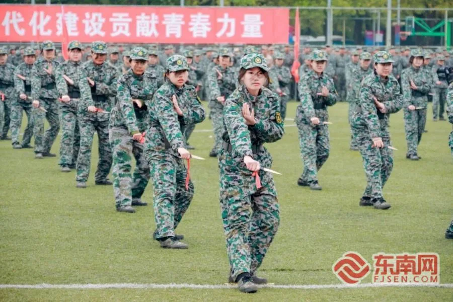 硬核军训！福建武警助力新生迈好大学第一步