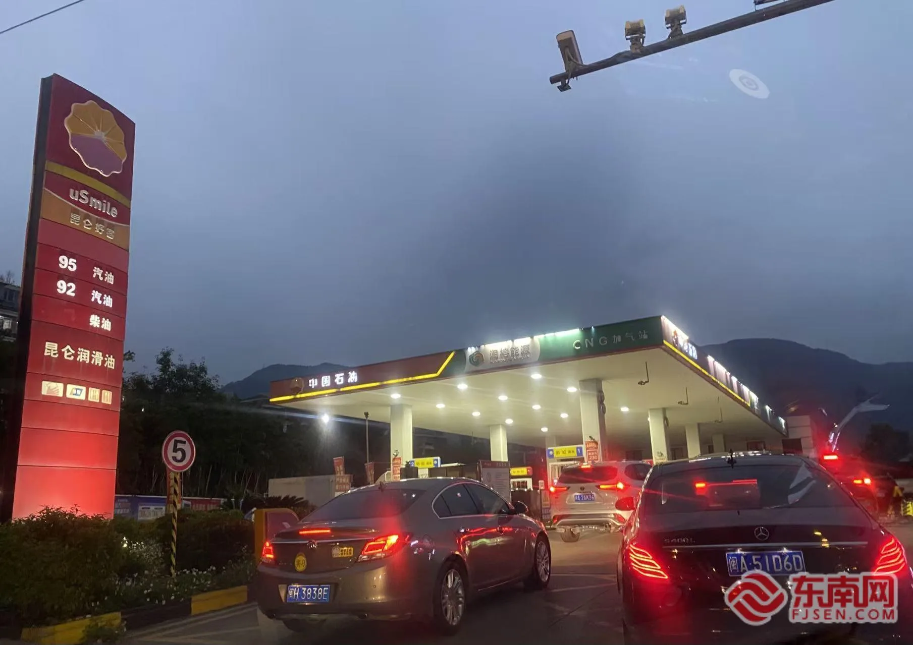加满一箱多花约30元！今晚福建油价将大幅上调 车主扎堆排队加油