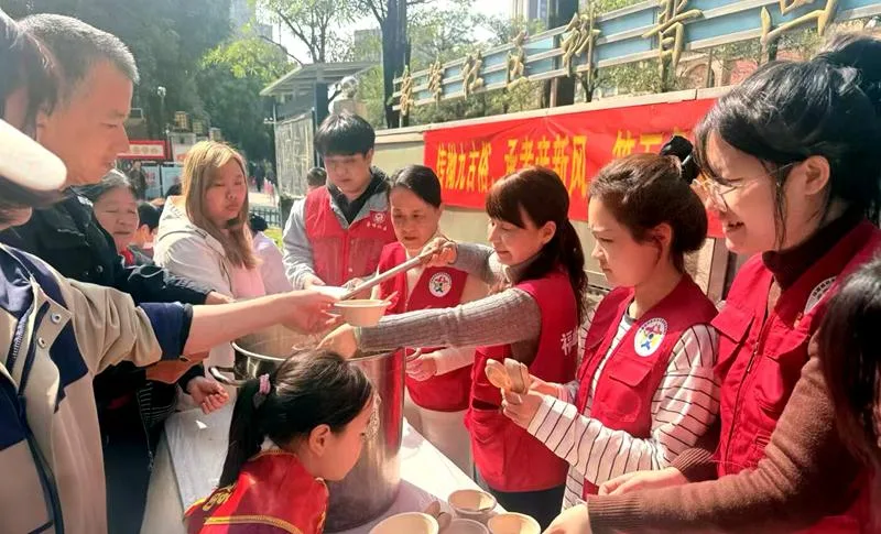 福州：拗九粥香暖人心 童心敬老传美德