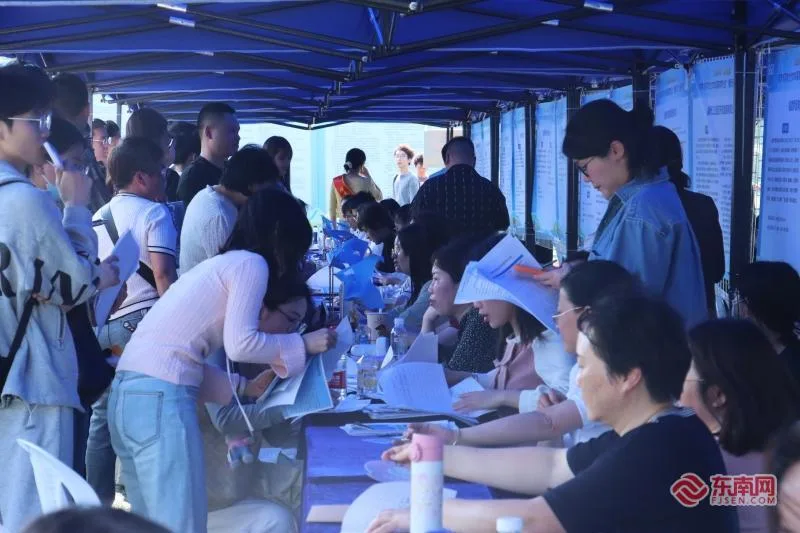 海外岗位热度攀升 高校毕业生如何拥抱就业新蓝海？