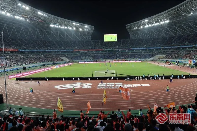 “闽超”揭幕战刷爆历史！福州主场不敌厦门 51342人见证“一哥”争夺战