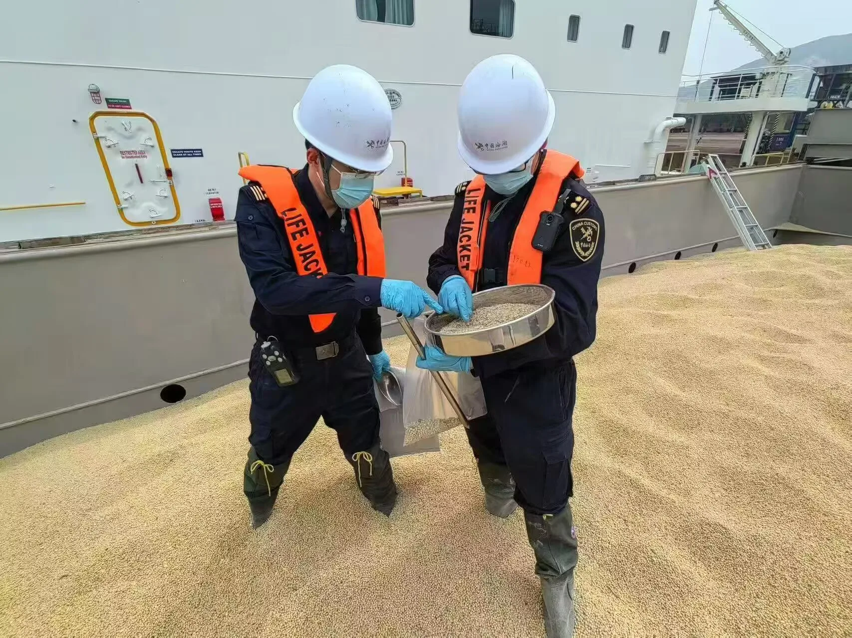 福州松下港区完成粮仓扩容 首艘近7万吨进口大豆船顺利靠泊