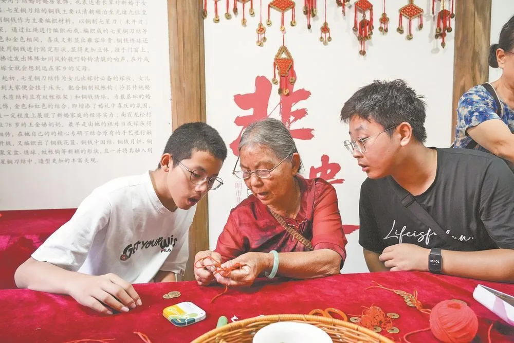 巧手系古今 铜钱结新缘 文教