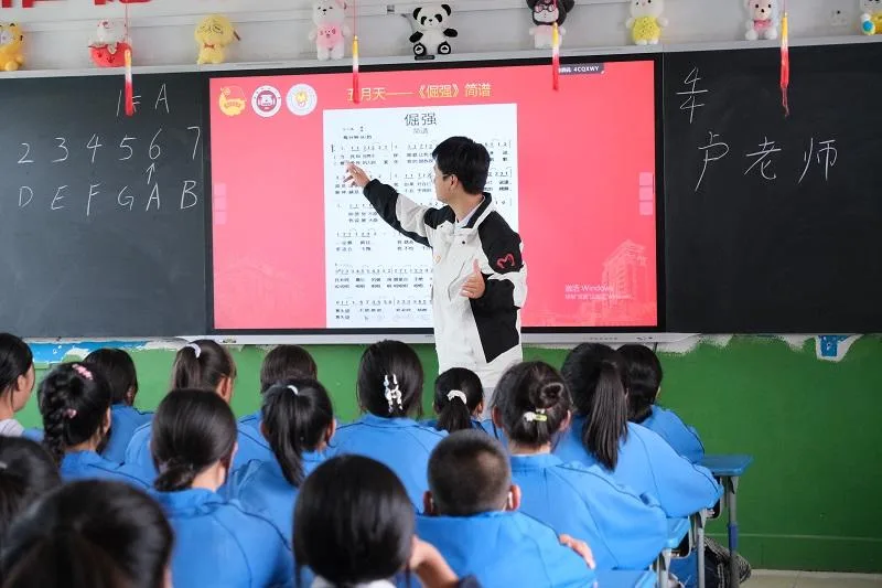 奋进十五五 一线党旗红|“从西部来，到西部去”福建支教党员在三尺讲台践行入党初心
