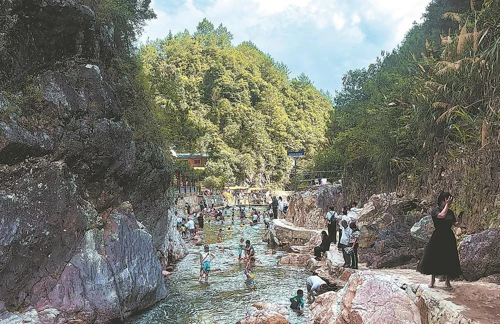 偏远山谷变身热门打卡地 经济