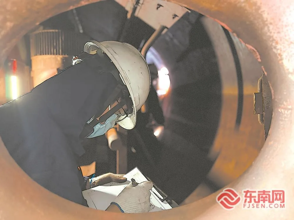 钻过400毫米“门” 蹲在45℃炉膛里 民生