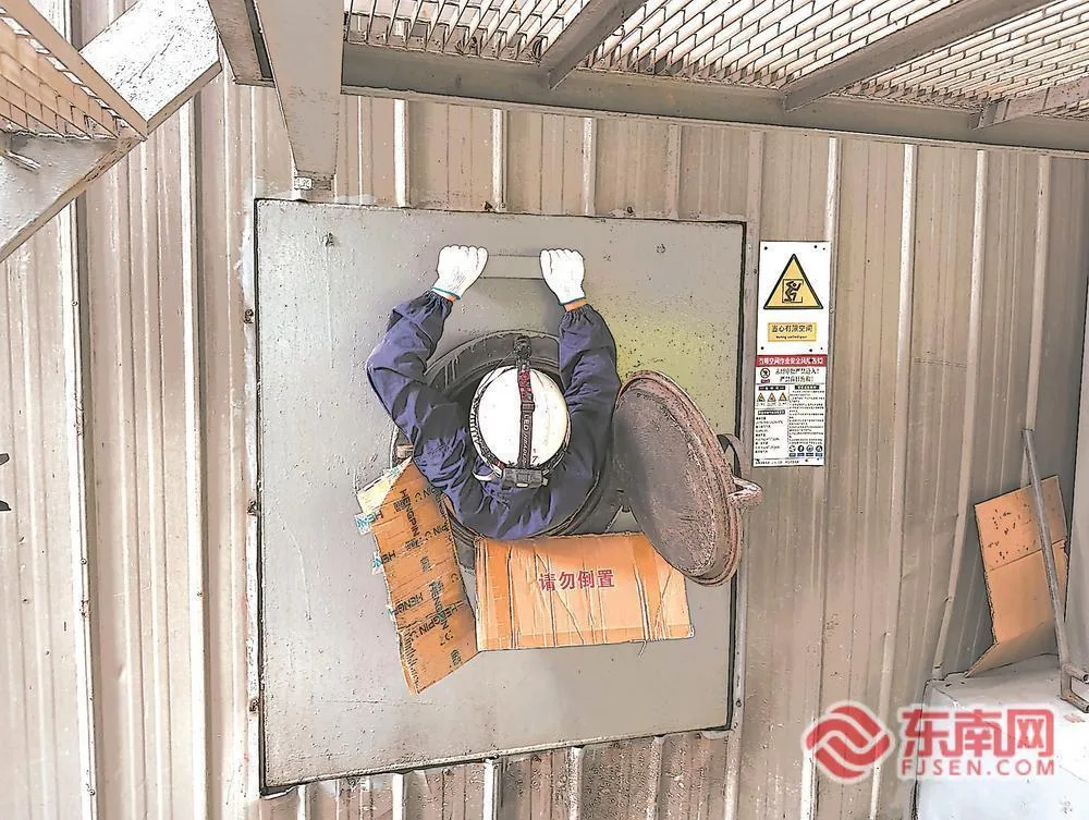 钻过400毫米“门” 蹲在45℃炉膛里 民生 - 配图3