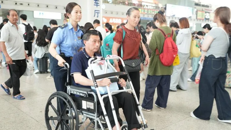 铁路暑运高峰 闸机口的“急”与“暖”