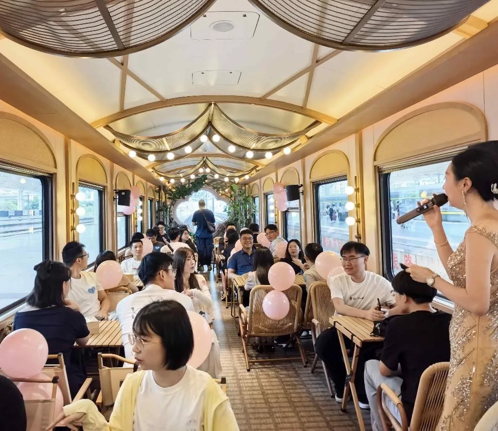 车厢变“鹊桥”,福建40名青年搭乘七夕爱情专列开启浪漫之约 - 配图3