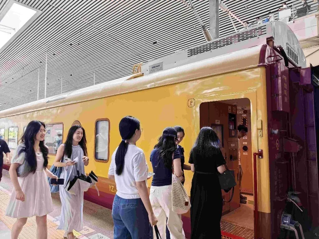 车厢变“鹊桥”,福建40名青年搭乘七夕爱情专列开启浪漫之约 - 配图4