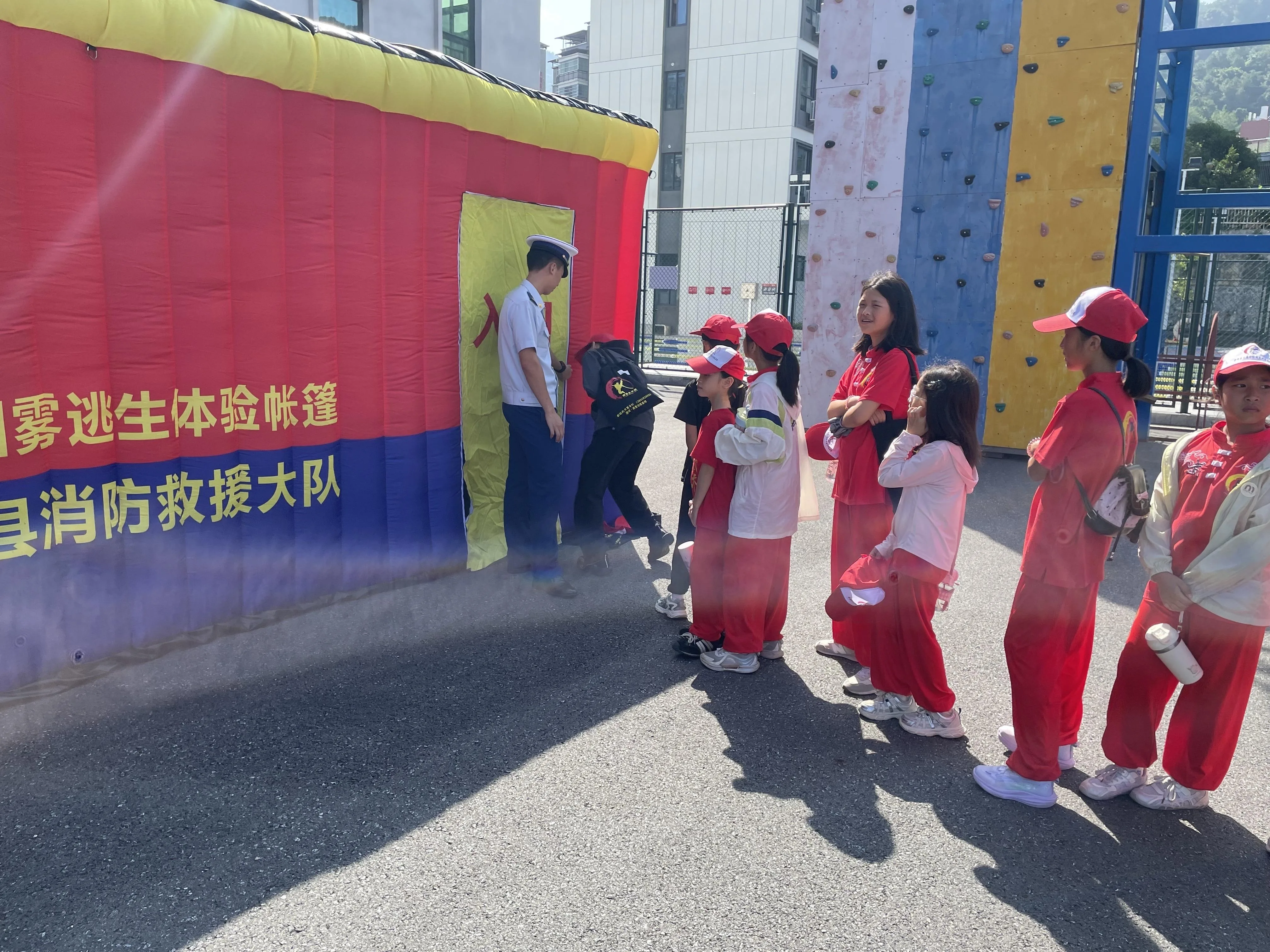 消防站里练逃生 福建掀起暑期消防科普热 - 配图2