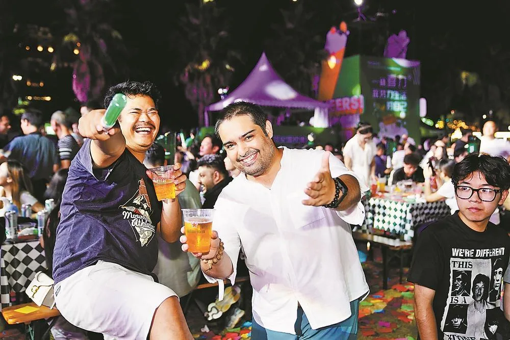 啤酒消费季点亮夜空 社会