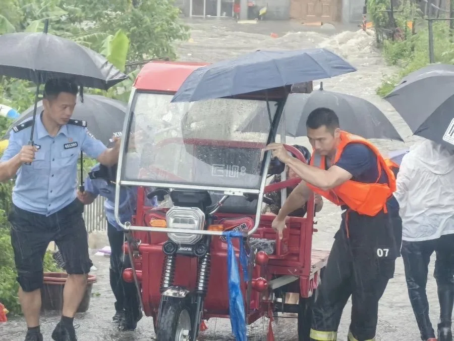 迎战台风 福建警方闻汛而动护平安 - 配图3