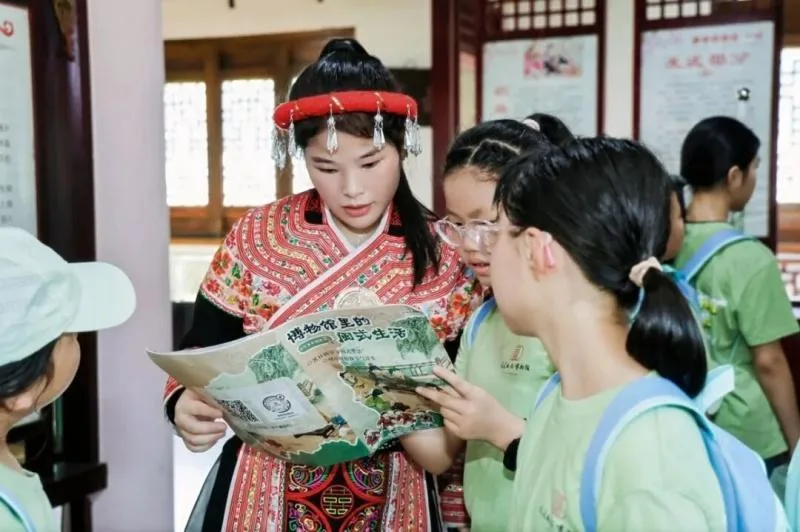 青少年在研学中感受闽式生活