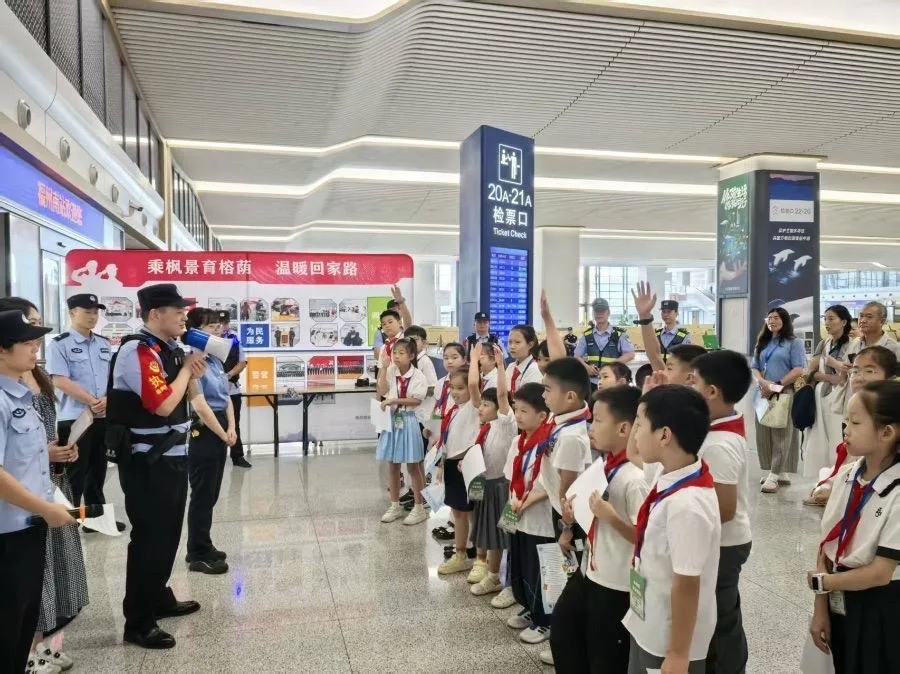 铁路安全“开学第一课”亮相福州南站