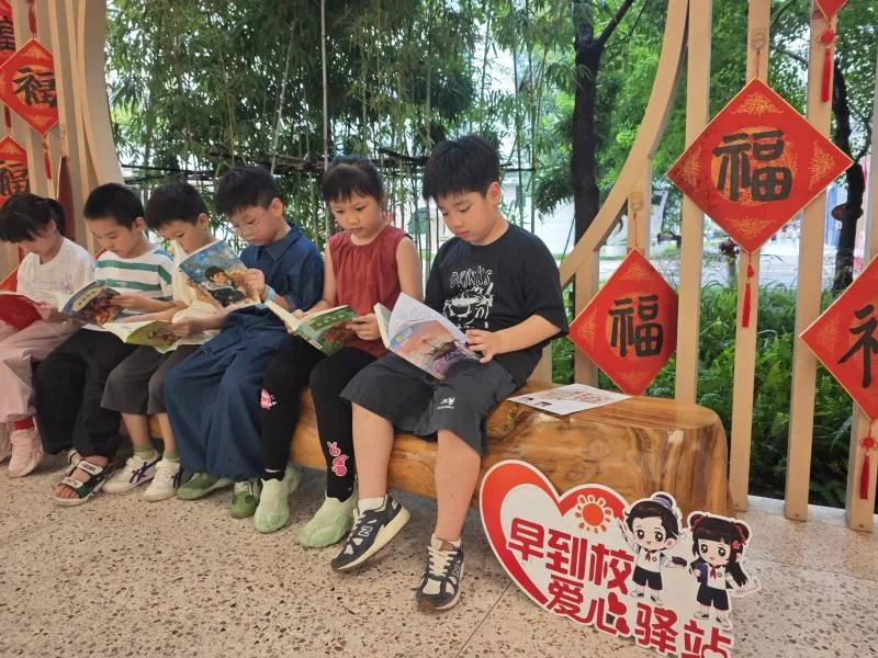 新学期,校门为早到校的孩子提前敞开