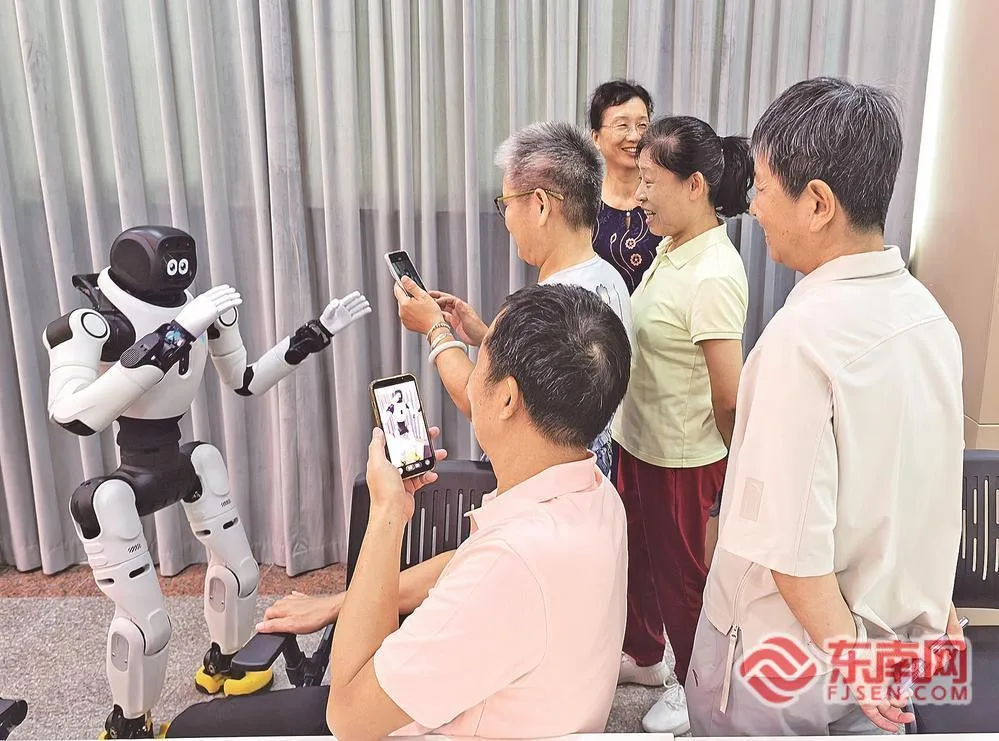 机器人走近银发族 民生