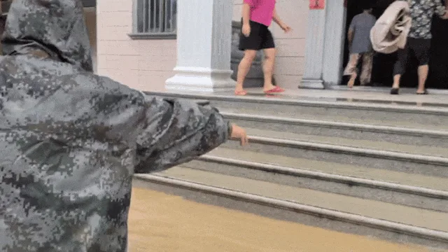 暴雨突袭,橙色身影投入抢险救援!涉水避险指南速看 - 配图4