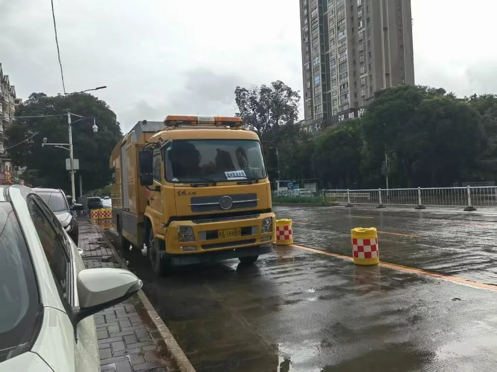 福州迎来狂风暴雨 多地路面积水树木倒伏、多条公交线路停运、公园暂闭 - 配图5