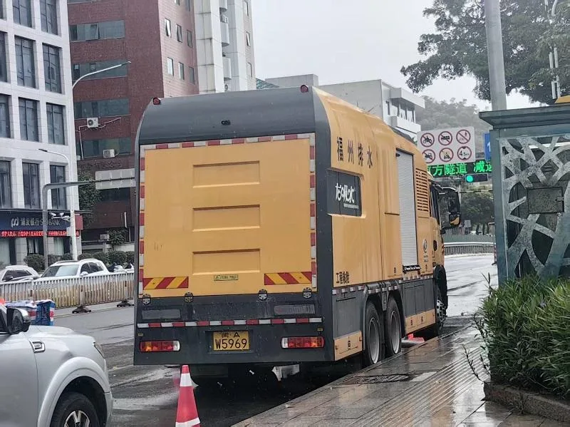 福州迎来狂风暴雨 多地路面积水树木倒伏、多条公交线路停运、公园暂闭 - 配图6