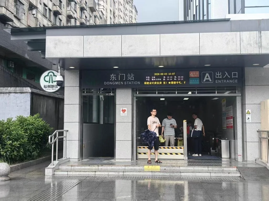 福州迎来狂风暴雨 多地路面积水树木倒伏、多条公交线路停运、公园暂闭 - 配图7