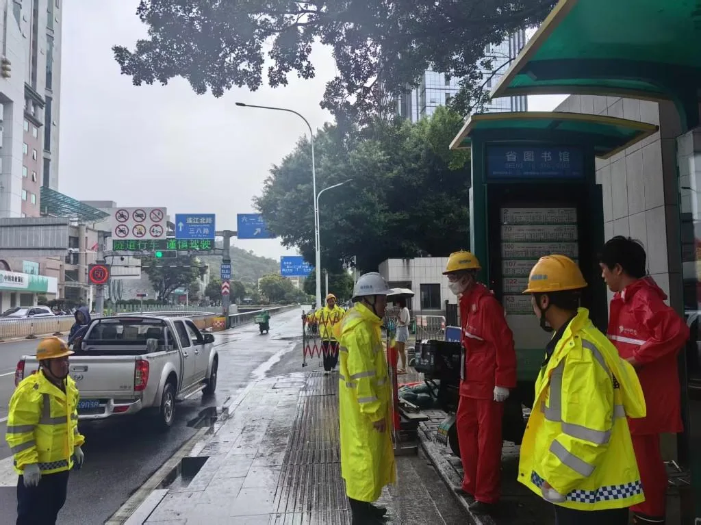 福州迎来狂风暴雨 多地路面积水树木倒伏、多条公交线路停运、公园暂闭 - 配图10