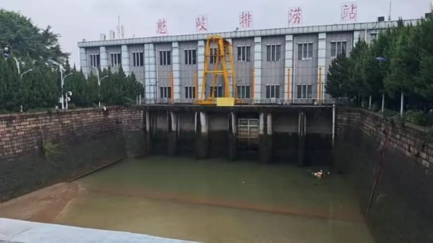 福州迎来狂风暴雨 多地路面积水树木倒伏、多条公交线路停运、公园暂闭 - 配图11