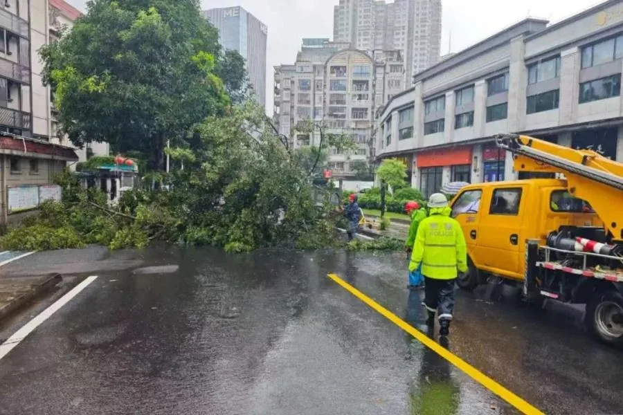 风雨中撑起“安全伞”,这群人坚守抢险一线