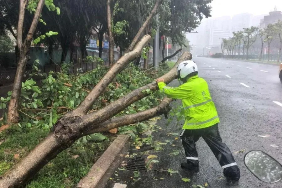 风雨中撑起“安全伞”,这群人坚守抢险一线 - 配图2