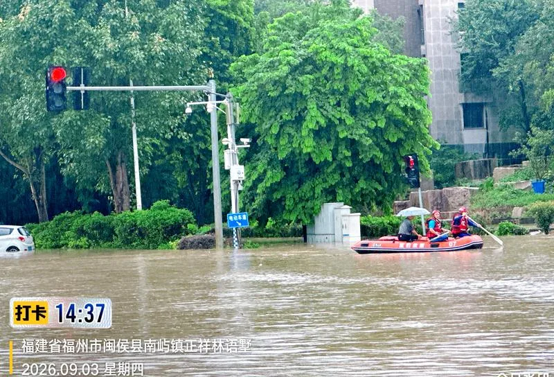 冲锋舟驶入积水区 福州民间救援力量一线见闻