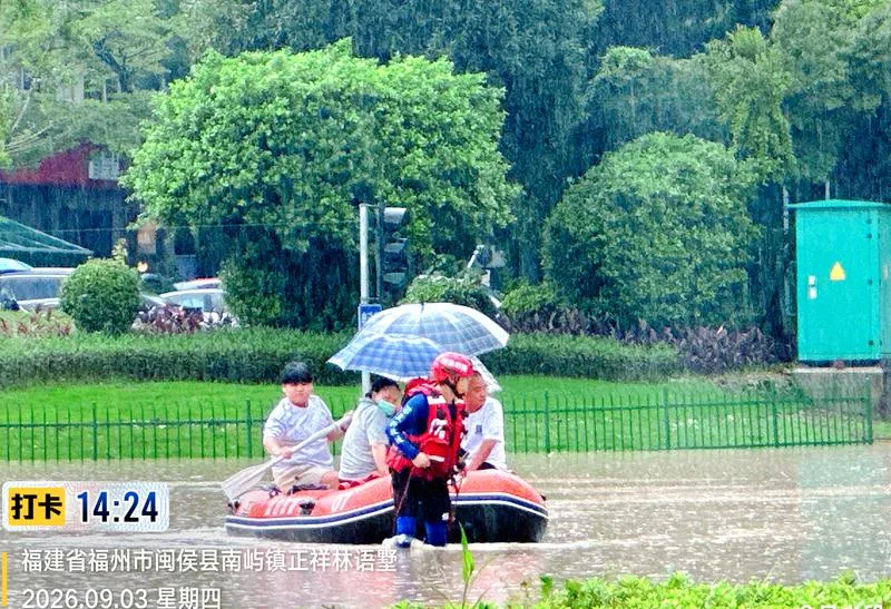冲锋舟驶入积水区 福州民间救援力量一线见闻 - 配图2