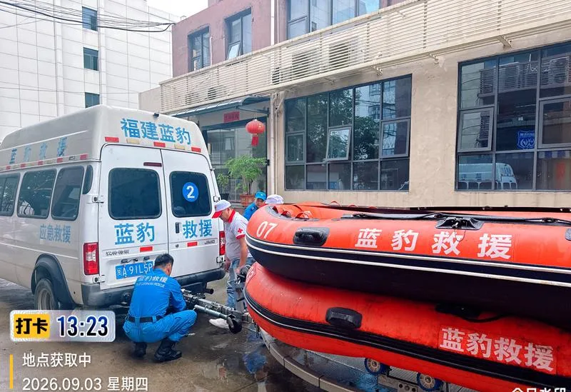 冲锋舟驶入积水区 福州民间救援力量一线见闻 - 配图3