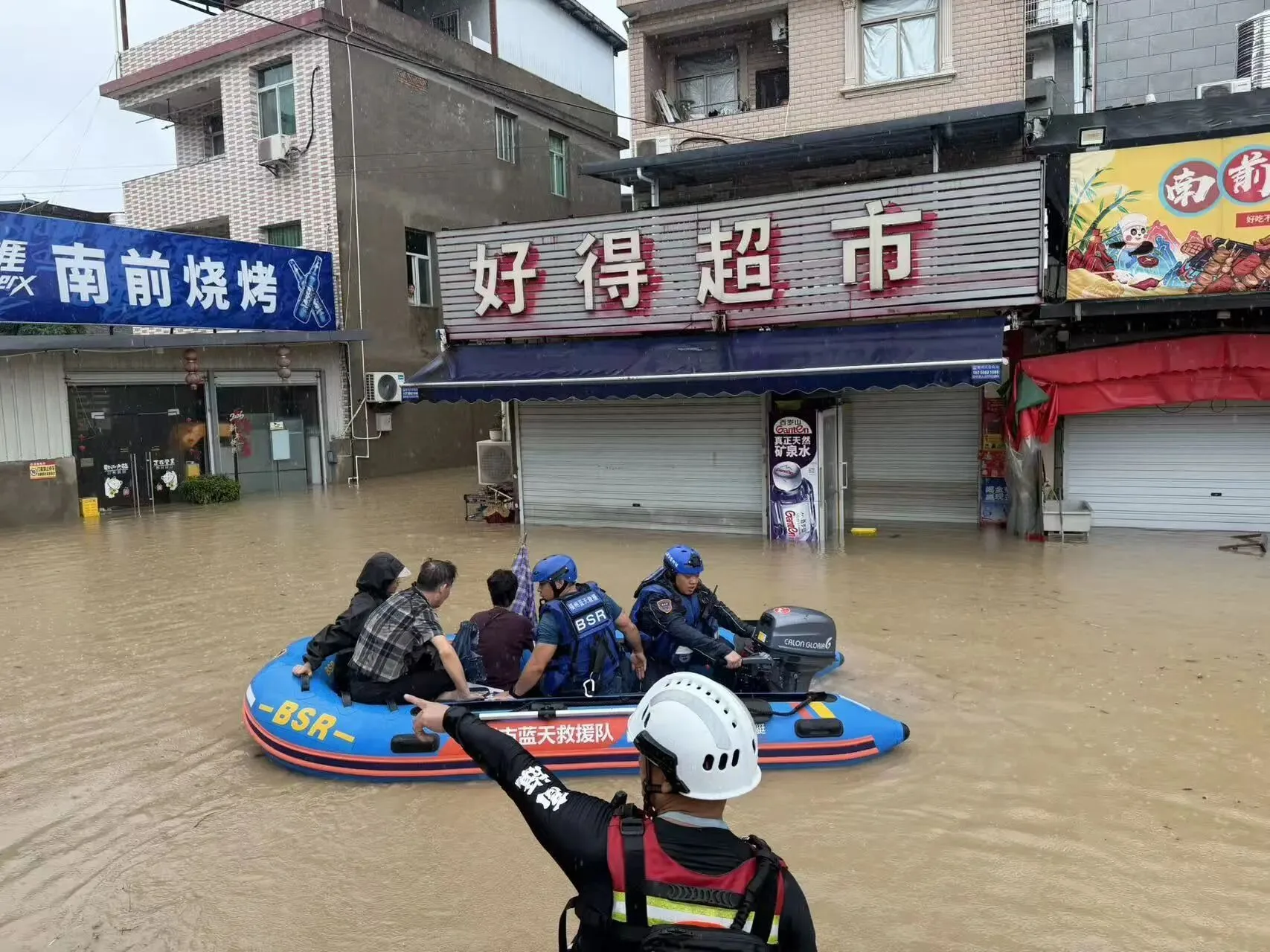 福建集结救援力量全力以赴抢险救援