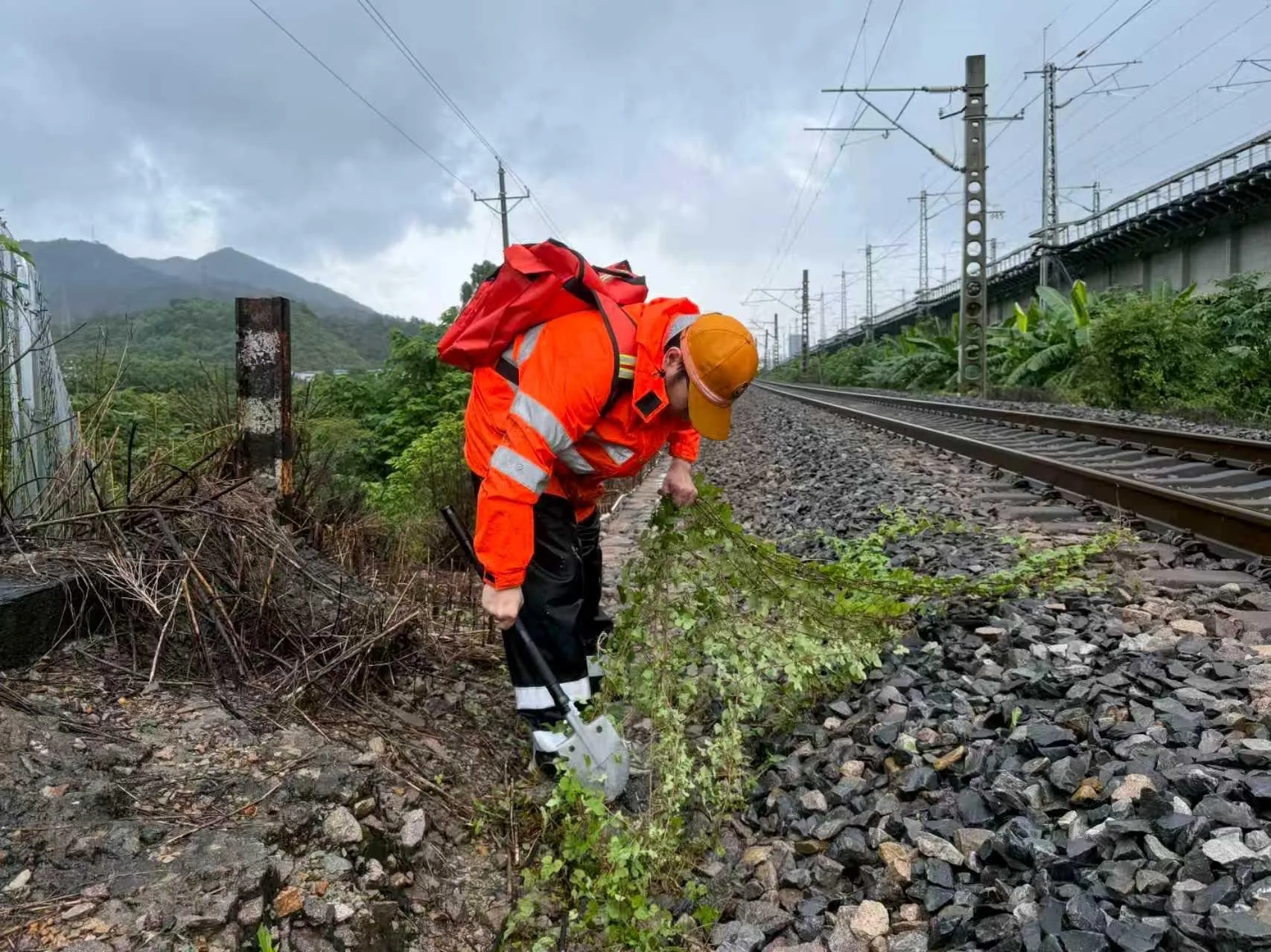 台风“沙德尔”过境 南铁福州工务段筑牢铁路安全畅通