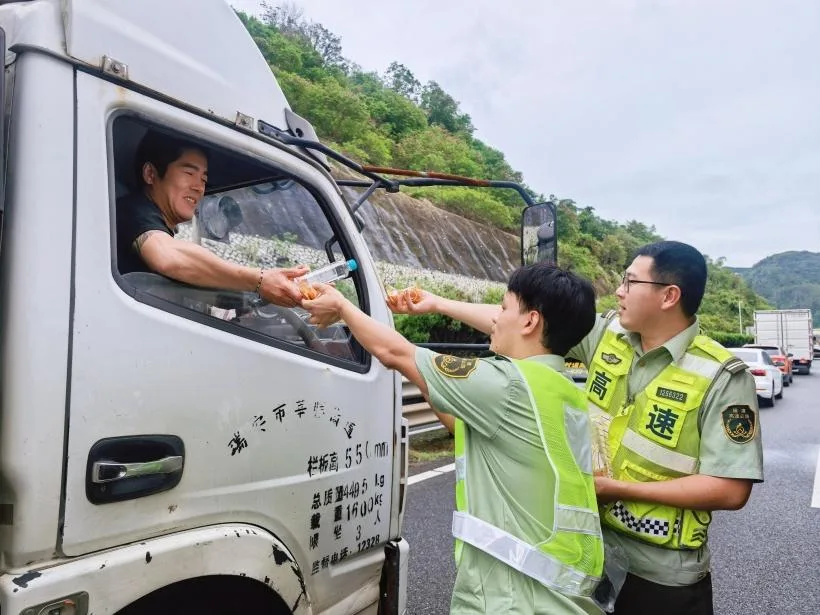 清理224处溜方、抢通百余处受阻路段!福建交通人风雨中坚守